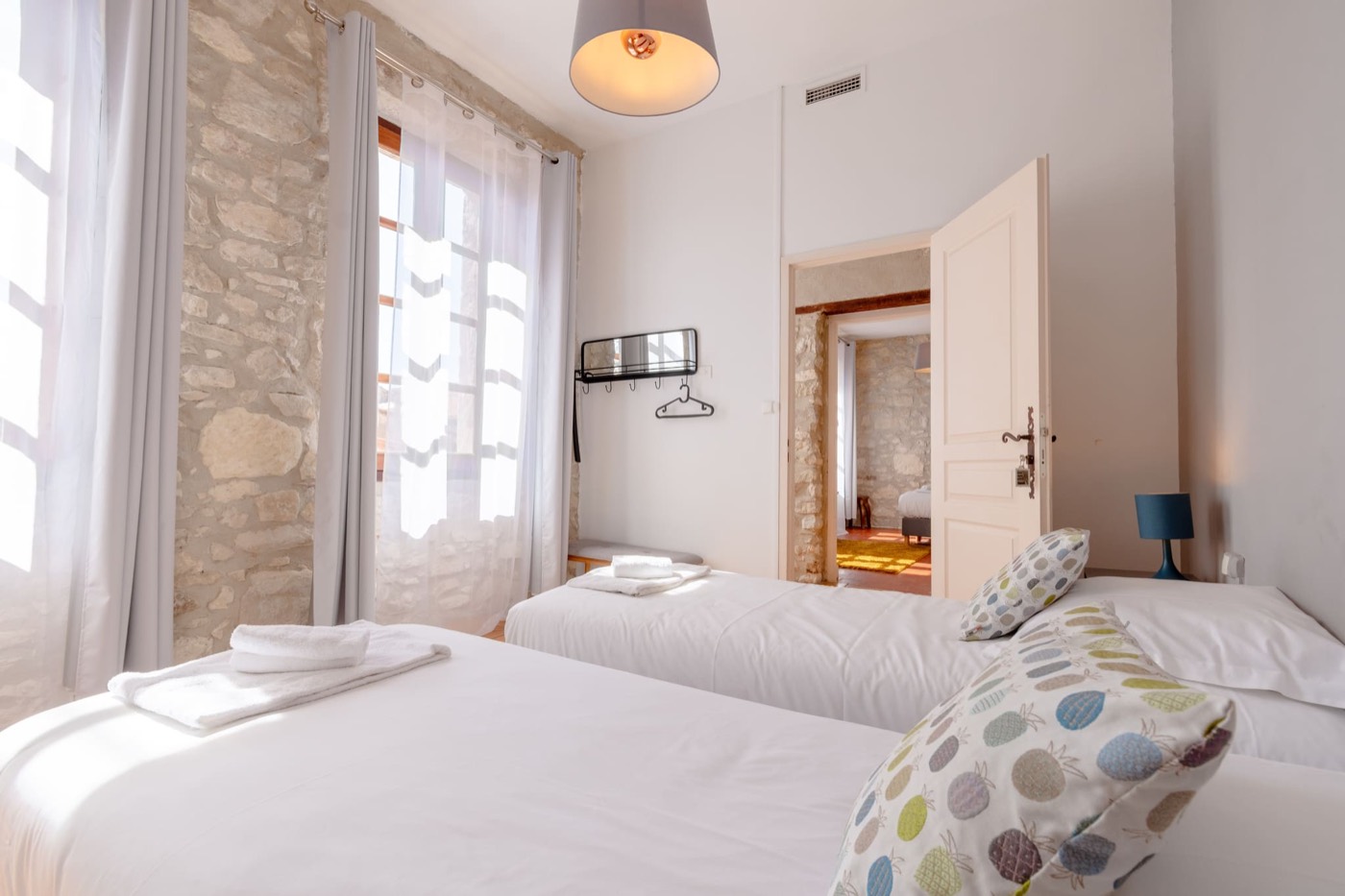 Deluxe-Familiensuite, Elternschlafzimmer mit Natursteinwänden
