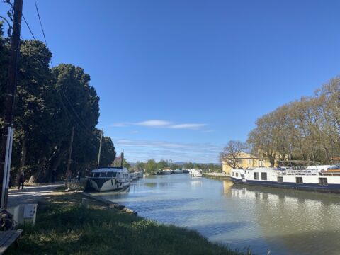 De oevers van het Canal du Midi in de zon