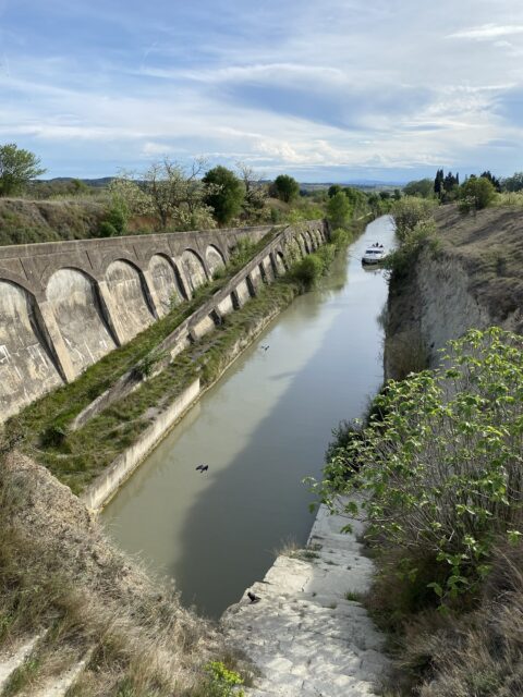 Het Canal du Midi tussen zijn stenen muren