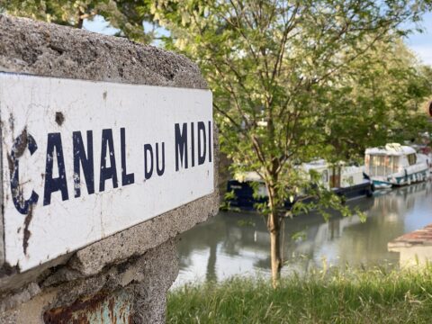 Bord ‘Canal du Midi’ aan het water
