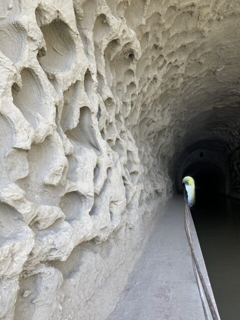 Een in de rots uitgehakte tunnel aan het Canal du Midi