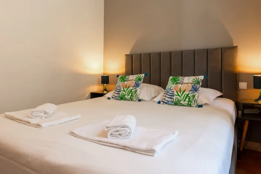 Chambre Double Économique, lit double et coussins tropicaux