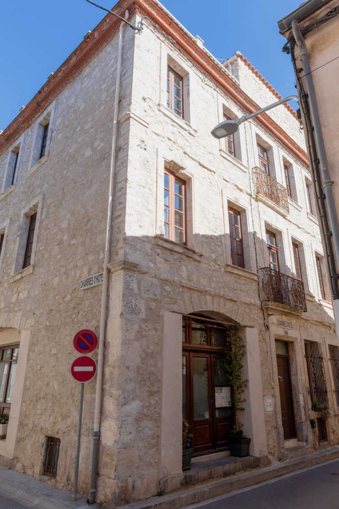Façade en pierre de la maison d'hôtes Abitarela dans le vieux Sigean