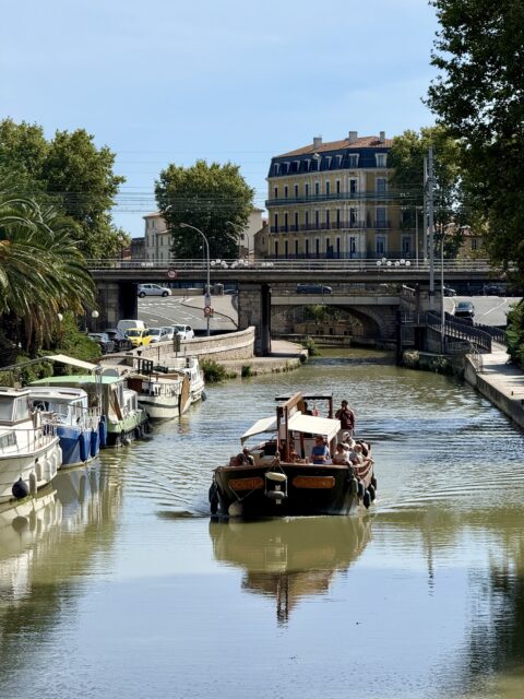 Een boot op het Canal de la Robine in Narbonne
