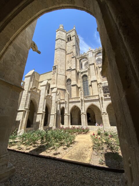 De kathedraal van Narbonne gezien vanuit de kloostergang