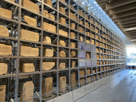 De muur met Romeinse stenen in museum Narbo Via