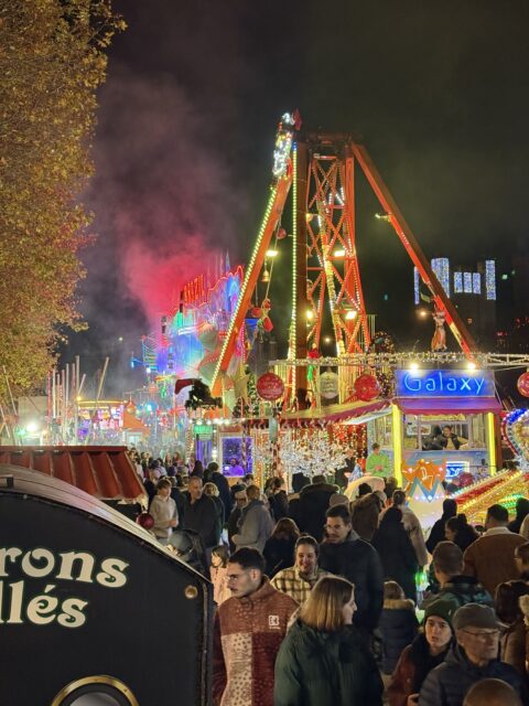 De kerstkermis in Narbonne 's avonds
