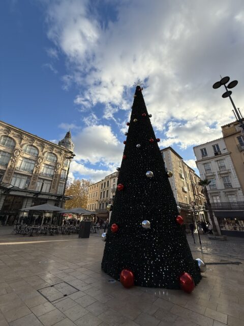 De grote kerstboom in het centrum van Narbonne
