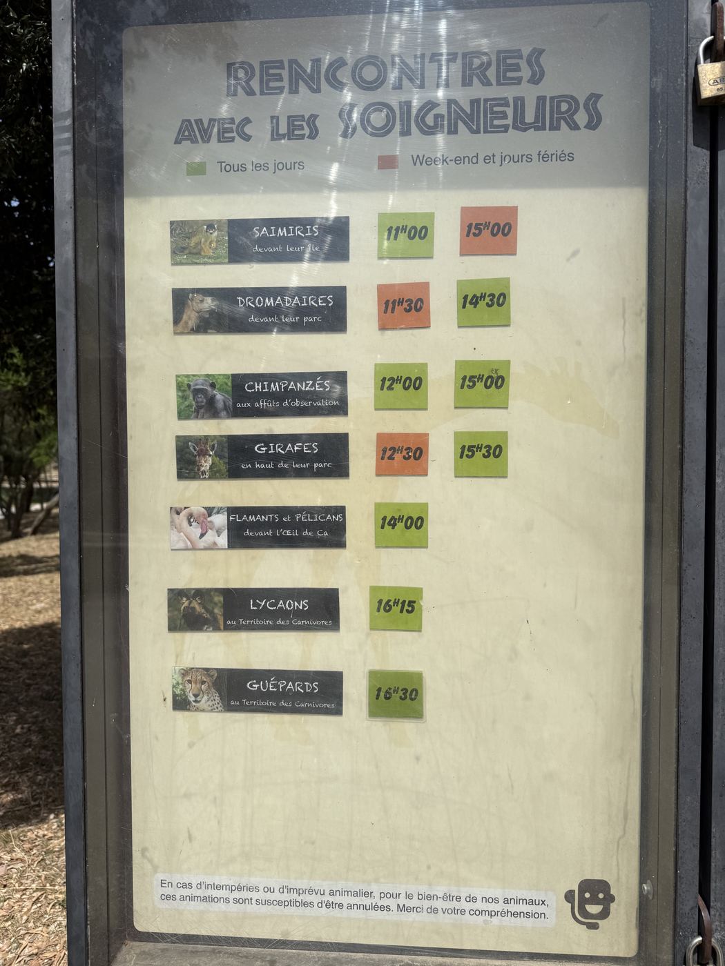 Panneau des horaires des rencontres avec les soigneurs à la Réserve Africaine de Sigean