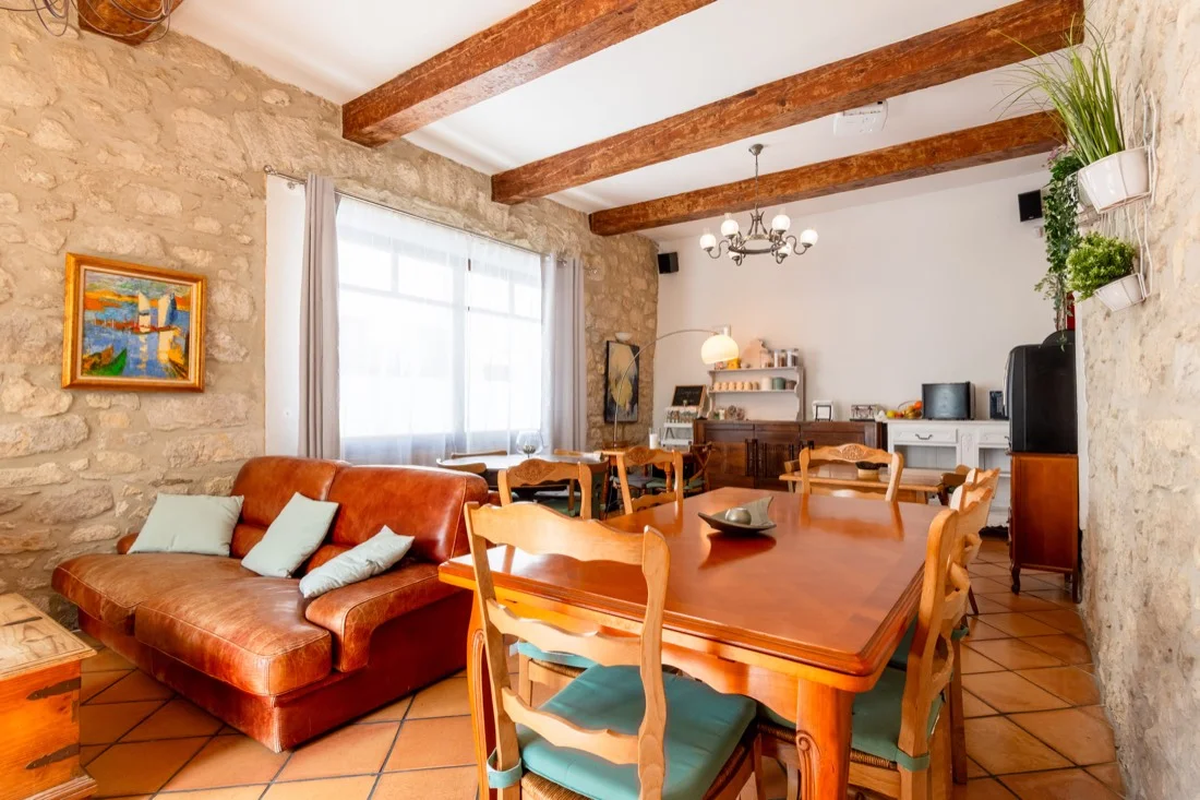 Salle à manger avec table en bois, chaises turquoise et lustre