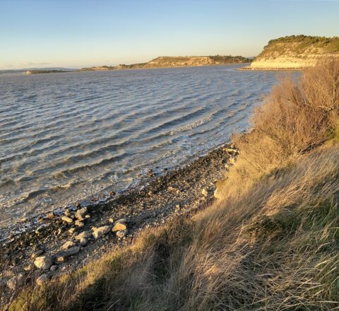 De oever van de lagune bij Port-Mahon aan het eind van de dag
