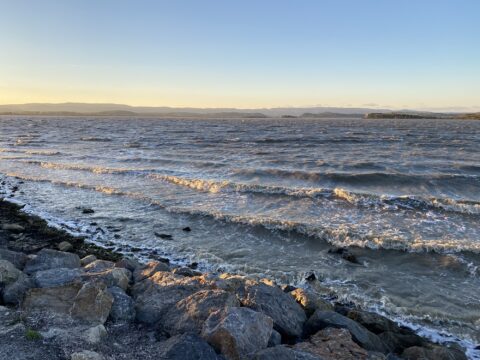 Rotsen en golven aan de lagune bij Port-Mahon, Sigean
